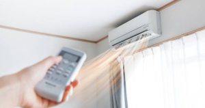 Vệ sinh định kỳ và dùng đúng nhiệt độ giúp máy lạnh Daikin tiết kiệm điện.