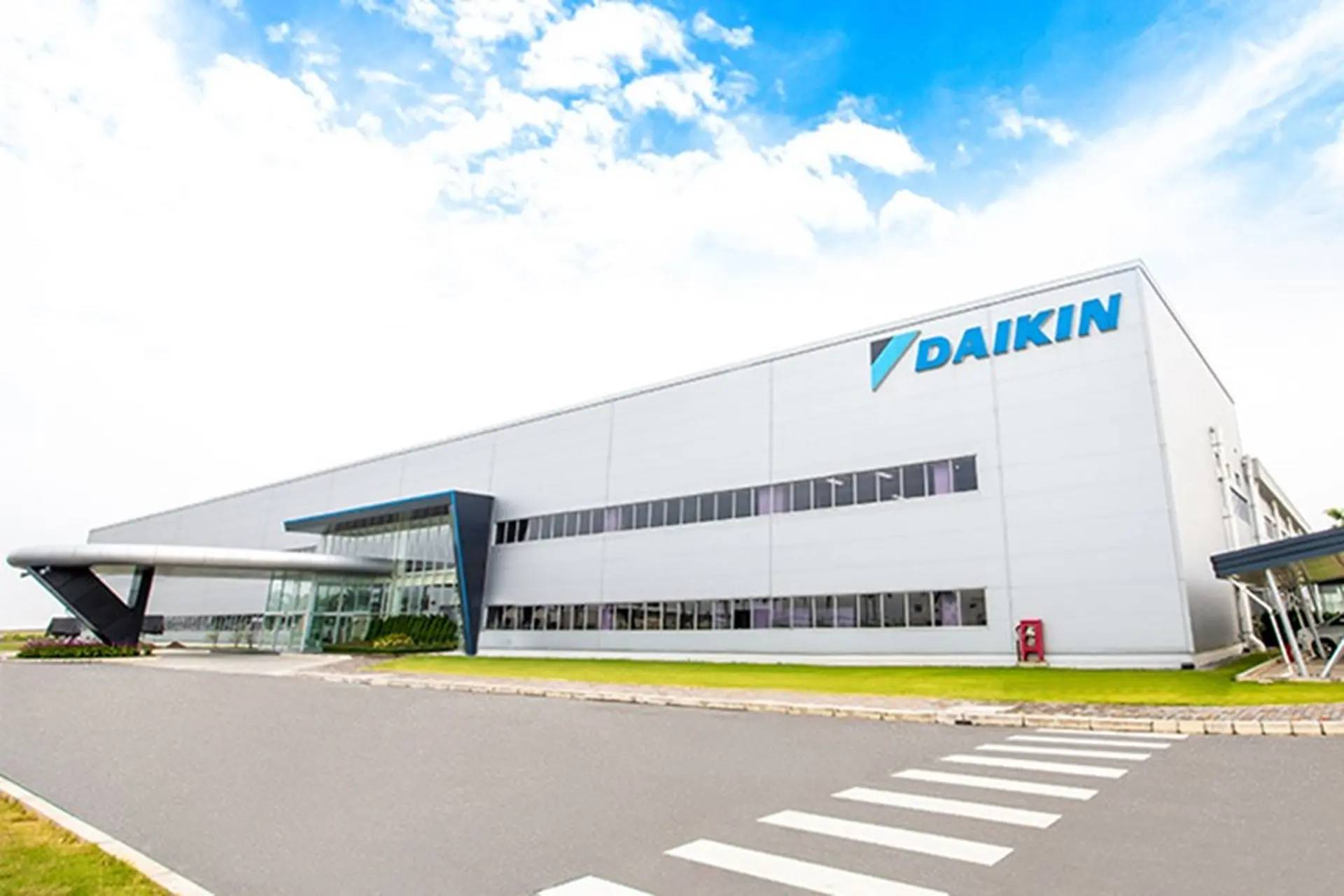 Máy lạnh Daikin Nhật Bản nổi tiếng bền bỉ, tiết kiệm điện năng.