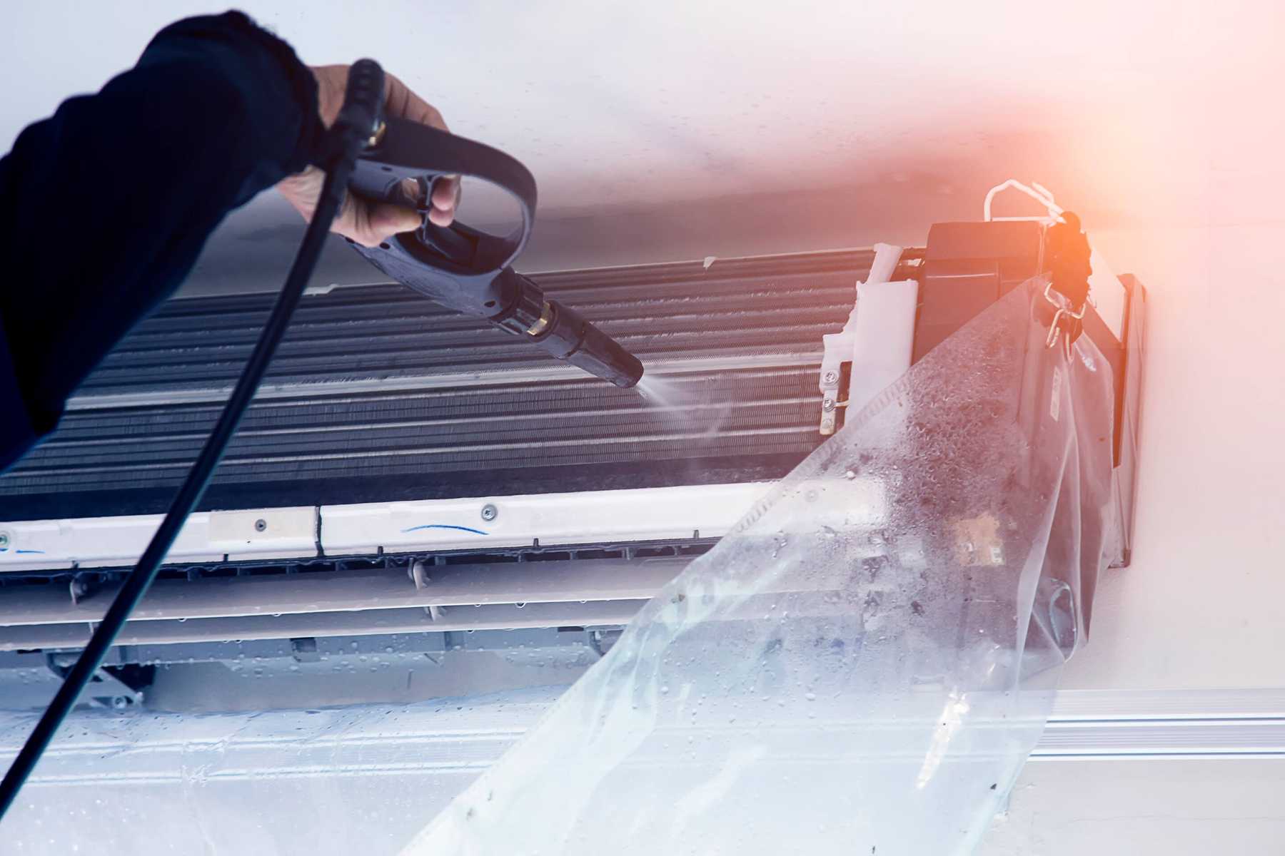 Dịch vụ vệ sinh máy lạnh quận 12 tại Điện Lạnh Chính Hãng